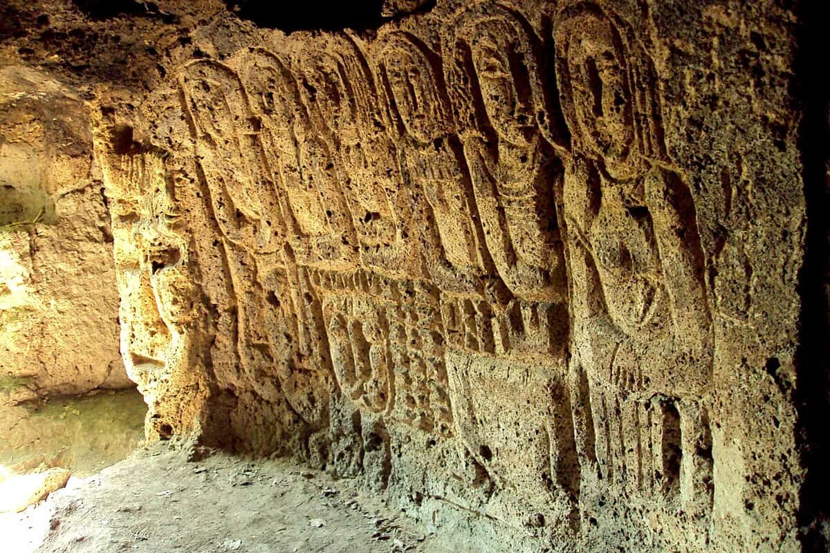 Mysterious figures of the Lastiver Cave Caves in Armenia: the most unusual and mysterious ones: Mysterious figures of the Lastiver Cave
