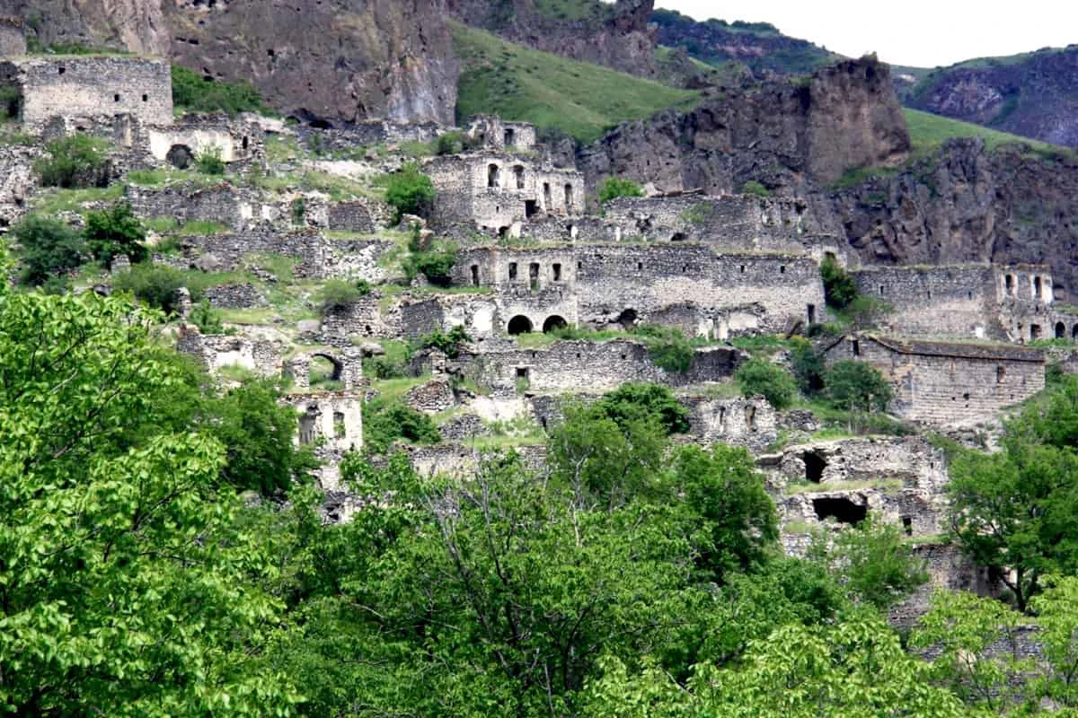 Khndzoresk Caves Caves in Armenia: the most unusual and mysterious ones: Khndzoresk Caves