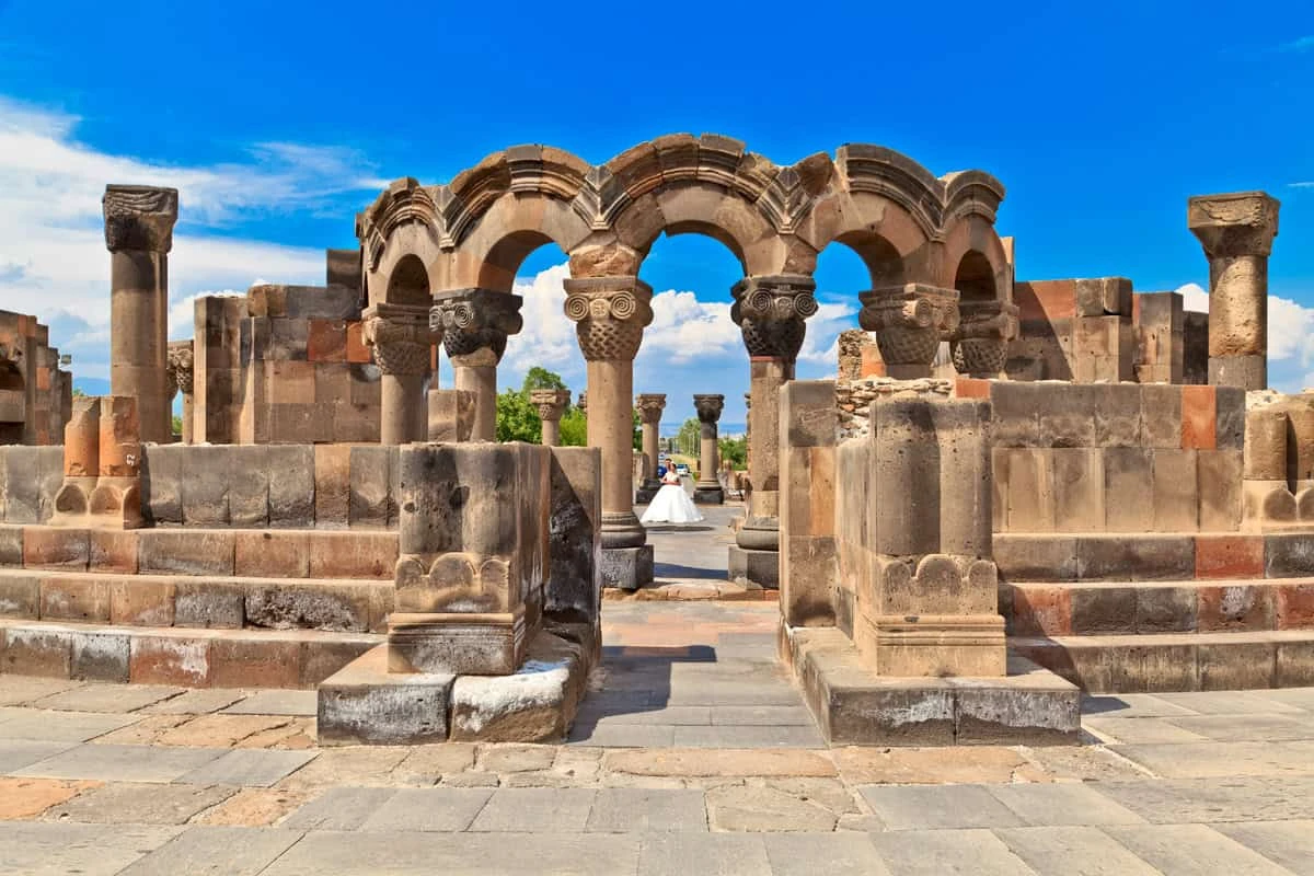 Zvartnots temple The main attractions of Armenia – photos and descriptions: Zvartnots temple
