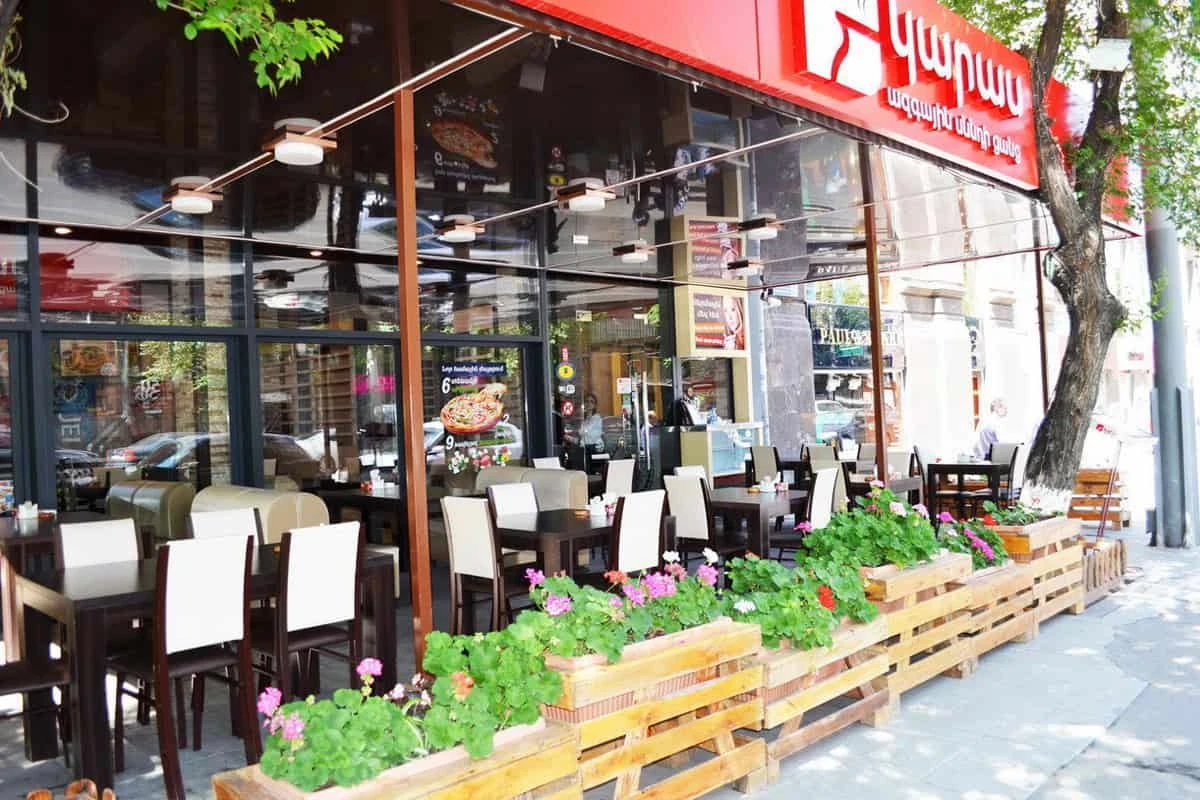 Karas – Addresses: 15/6, Vardanants str.; 19, Tumanyan str.; 20/1, Hrachya Kochar str., etc. Where to eat tasty and inexpensive food in Yerevan?: Karas – Addresses: 15/6, Vardanants str.; 19, Tumanyan str.; 20/1, Hrachya Kochar str., etc.