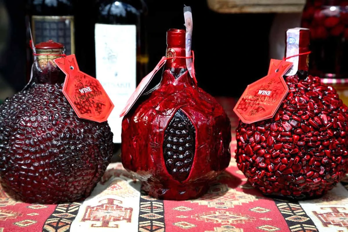 Vino di melograno Selezione di regali e souvenir dall'Armenia: Vino di melograno