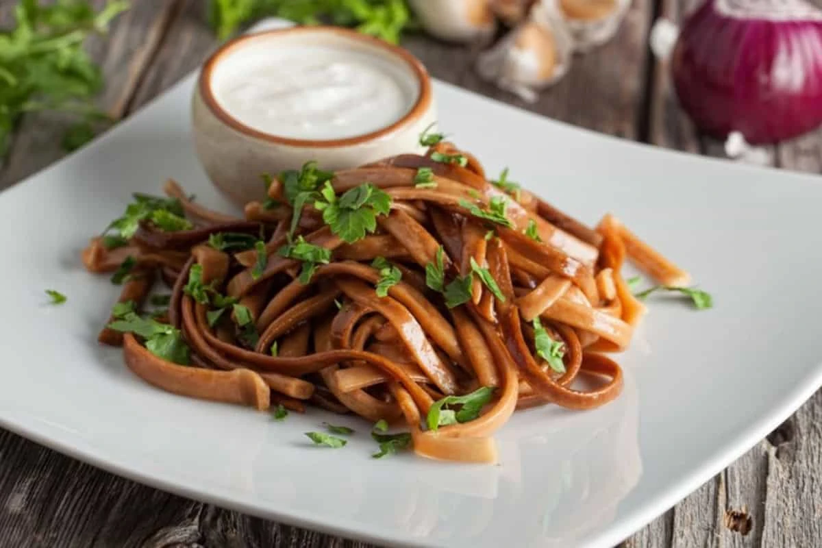 Arishta – fideos armenios tradicionales servidos con matsún Selección de regalos y recuerdos de Armenia: Arishta – fideos armenios tradicionales servidos con matsún