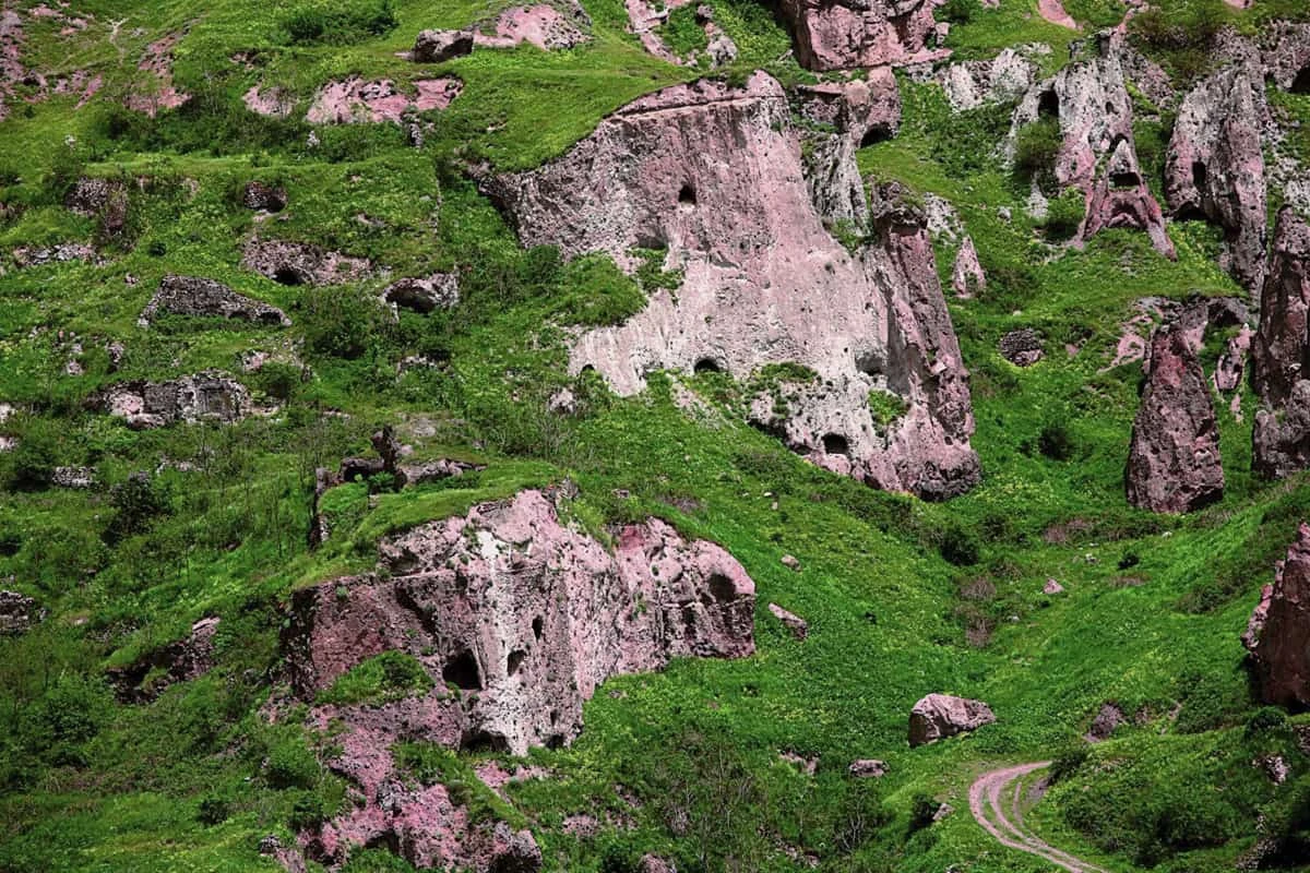 Khndzoresk – la città rupestre dell'Armenia: Le grotte di Khnatsakh