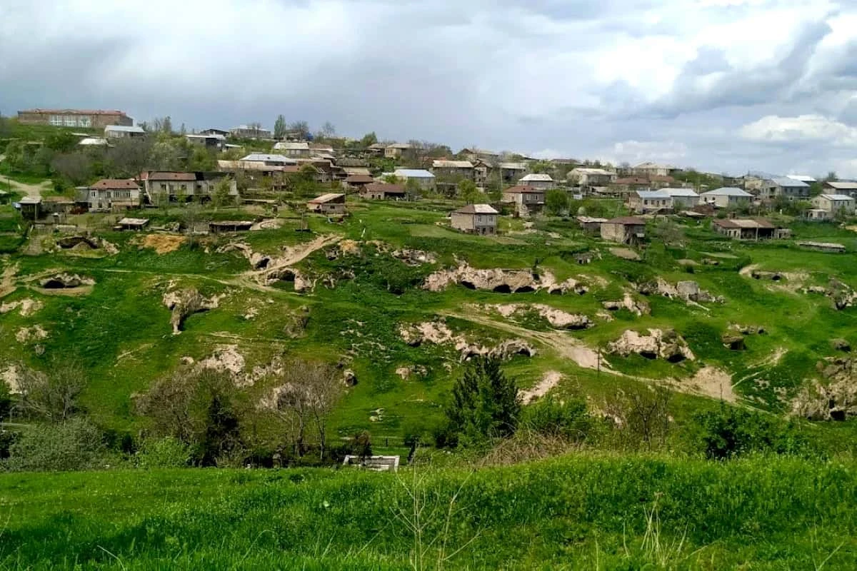 Khndzoresk – la città rupestre dell'Armenia: Le grotte di Tegh