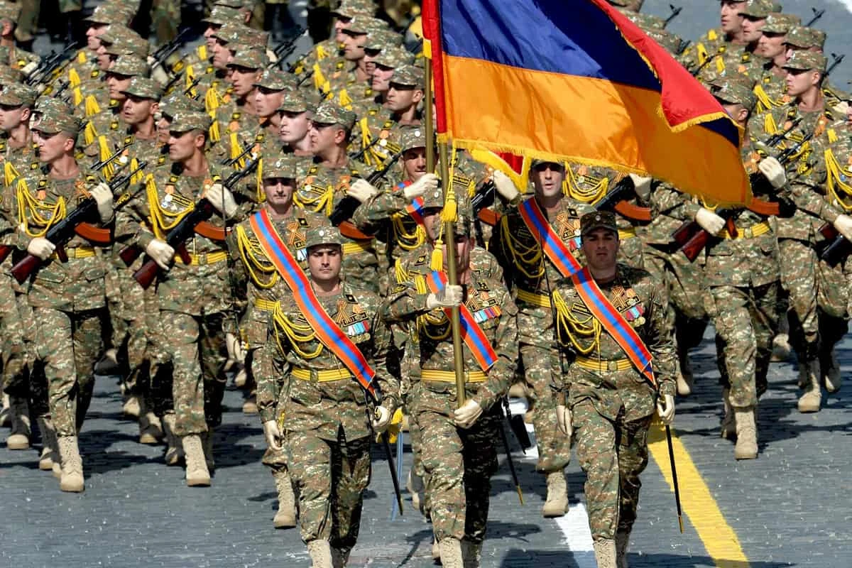 Feiertage in Armenien – Feiertagskalender: Armenische Armee bei der Parade