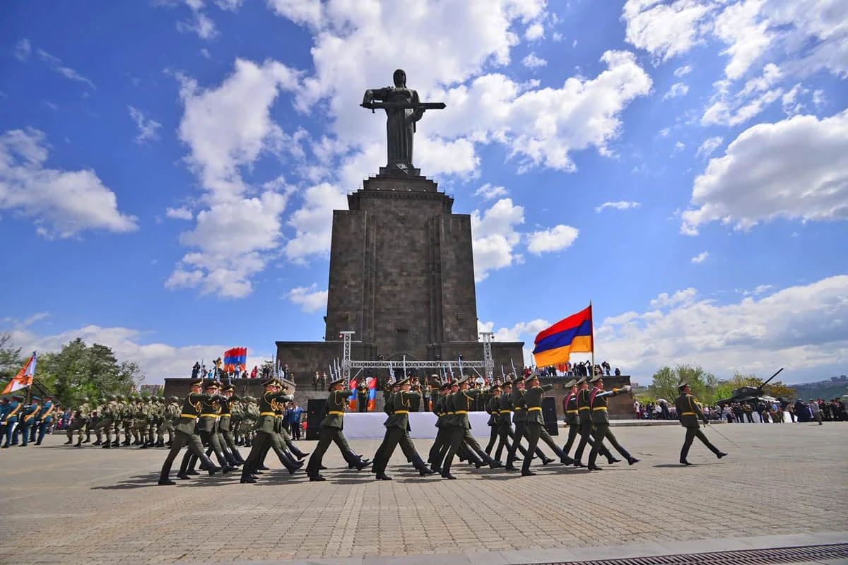 Feiertage in Armenien – Feiertagskalender: Tag des Sieges in Eriwan: Mutter-Armenien-Denkmal