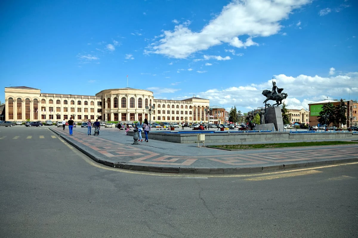 What to see in Gyumri – the attractions of Armenia: Vardanants Square