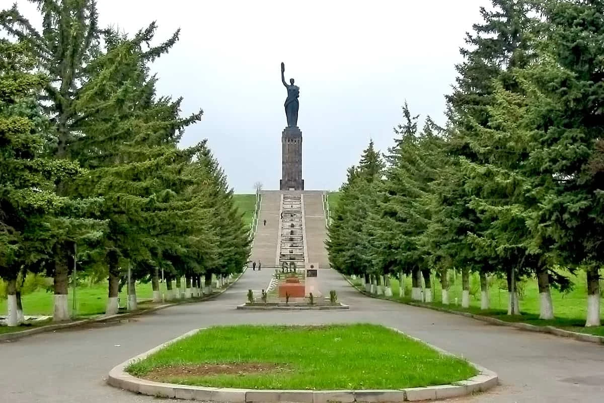 What to see in Gyumri – the attractions of Armenia: Mother Armenia Monument