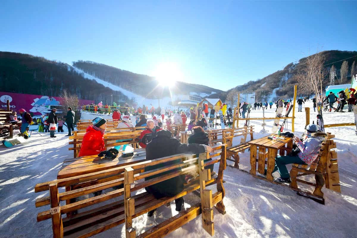 Zaghkadsor, Kurstadt und Seilbahn in Armenien: Café am Fuß der Piste in Zaghkadsor