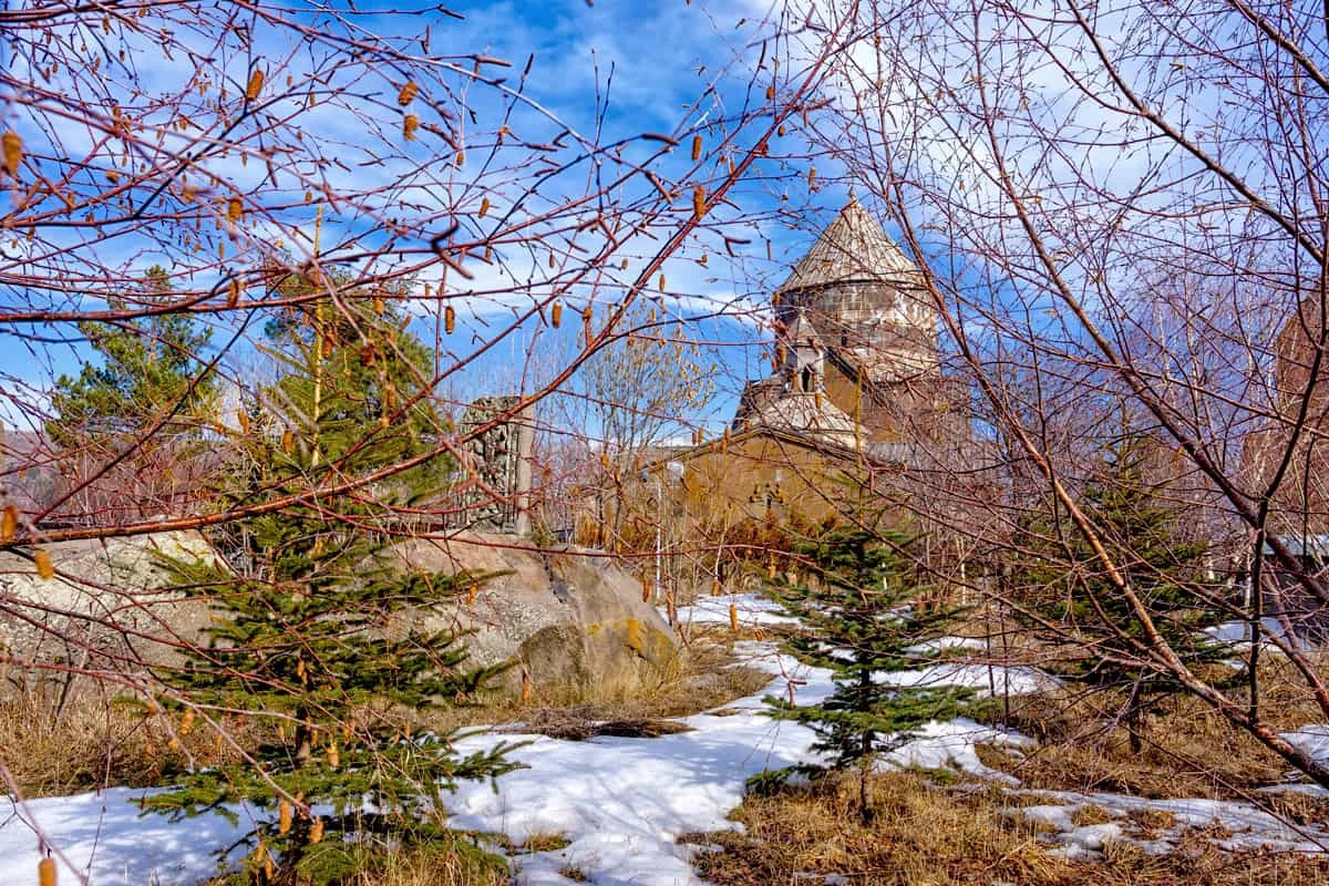 Zaghkadsor, Kurstadt und Seilbahn in Armenien: Winterlandschaft beim Kloster Ketscharis