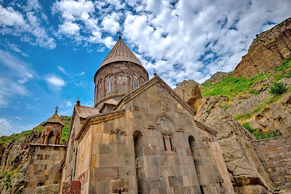 Ճամփորդություններ Երևանից – 30 լավագույն ուղղությունները: Գեղարդի վանք