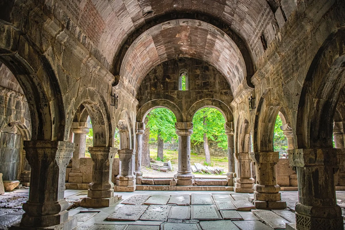Ճամփորդություններ Երևանից – 30 լավագույն ուղղությունները: Սանահինի վանքի գավիթը