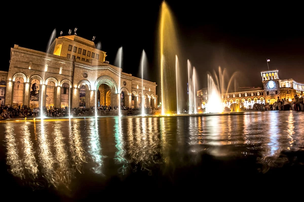 Où aller depuis Erevan pour une journée – les 30 meilleurs endroits: Spectacle nocturne des fontaines chantantes sur la place de la République