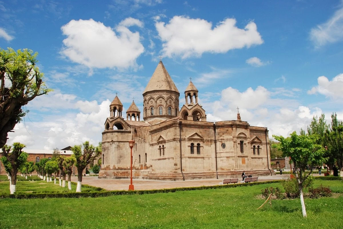 Dónde ir desde Yereván por un día – los 30 mejores lugares: Catedral Madre de Echmiadzín