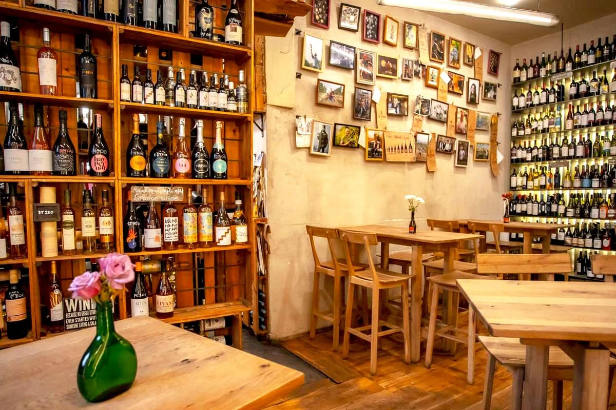 Lieux et itinéraires romantiques à Erevan: In Vino