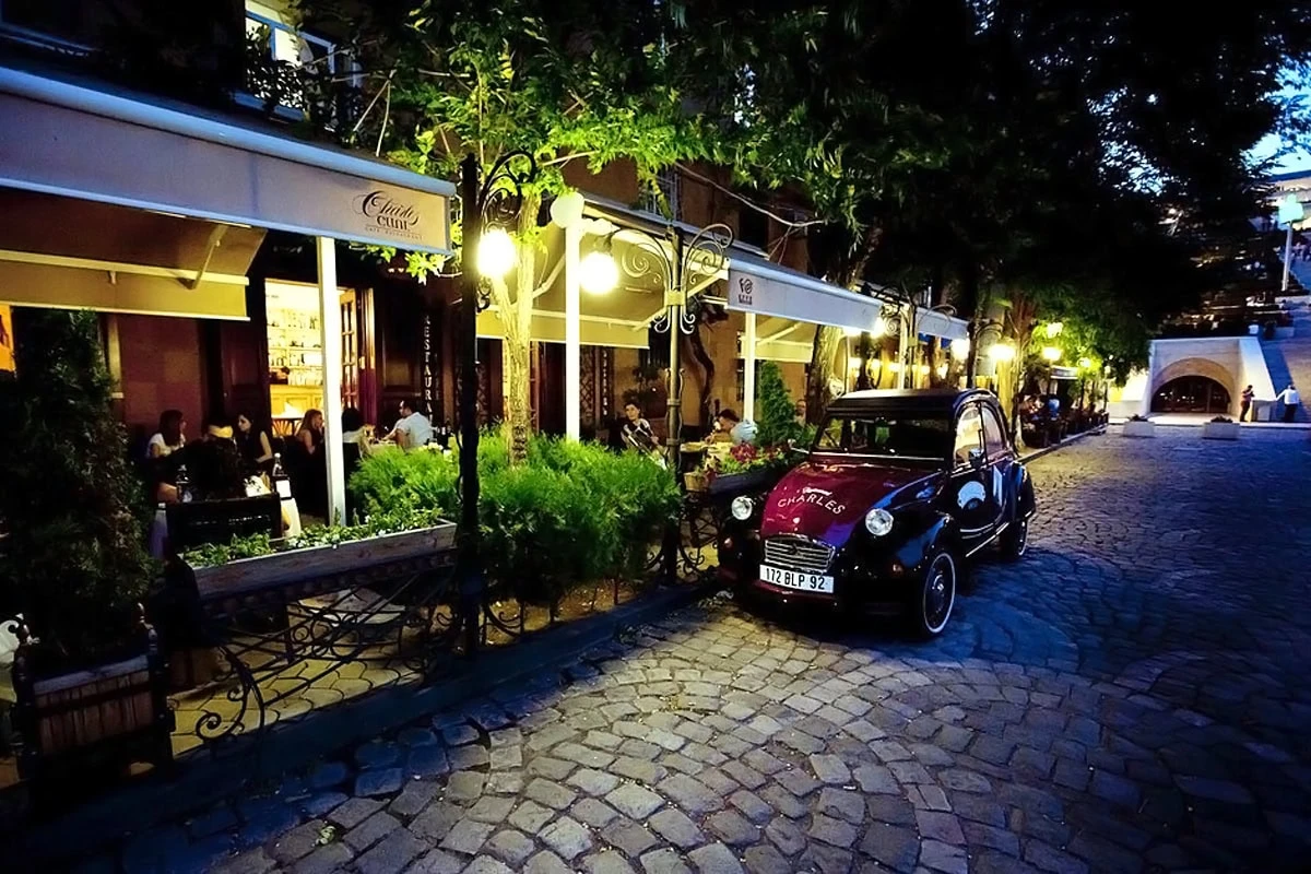Lieux et itinéraires romantiques à Erevan: Café et restaurant Charles
