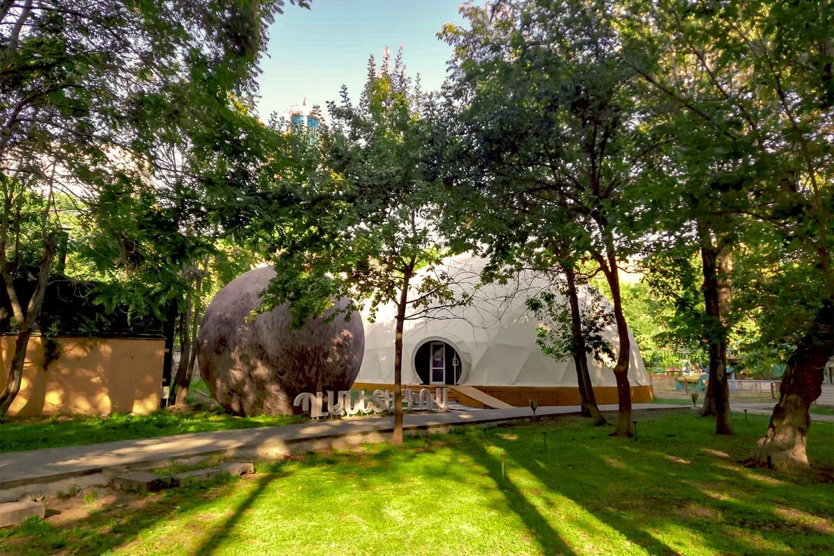 Romantische Orte und Routen in Eriwan: Englischer Park und Planetarium