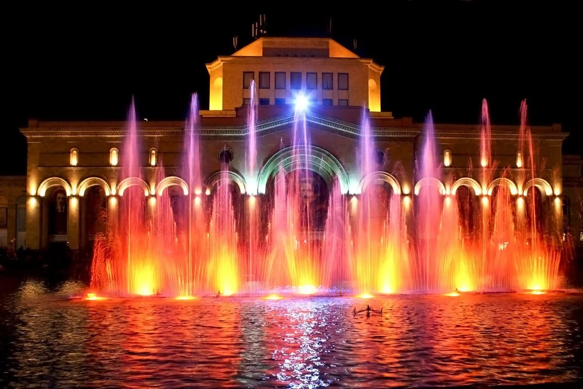 Lugares y rutas románticas en Ereván: Fuentes en la Plaza de la República