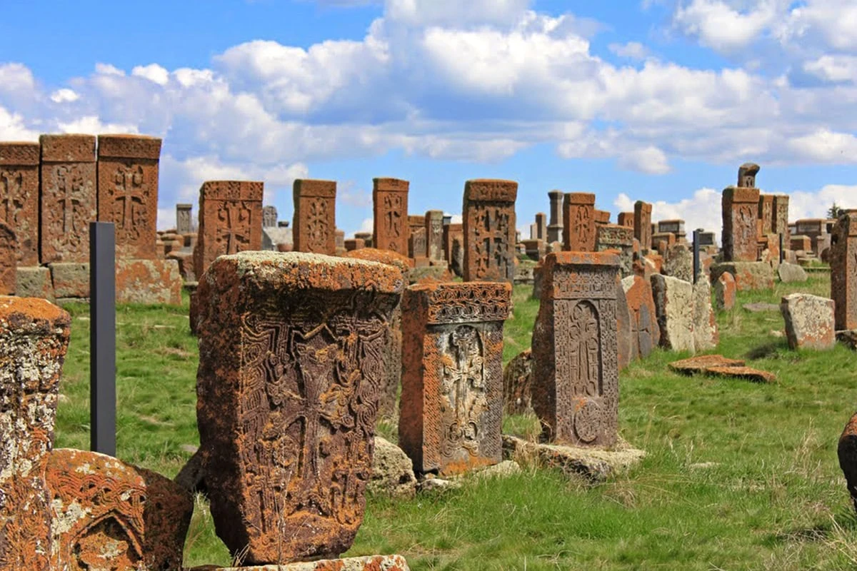 Armenische Legenden: Geheimnisse von Bergen und Tempeln: Friedhof von Noratus