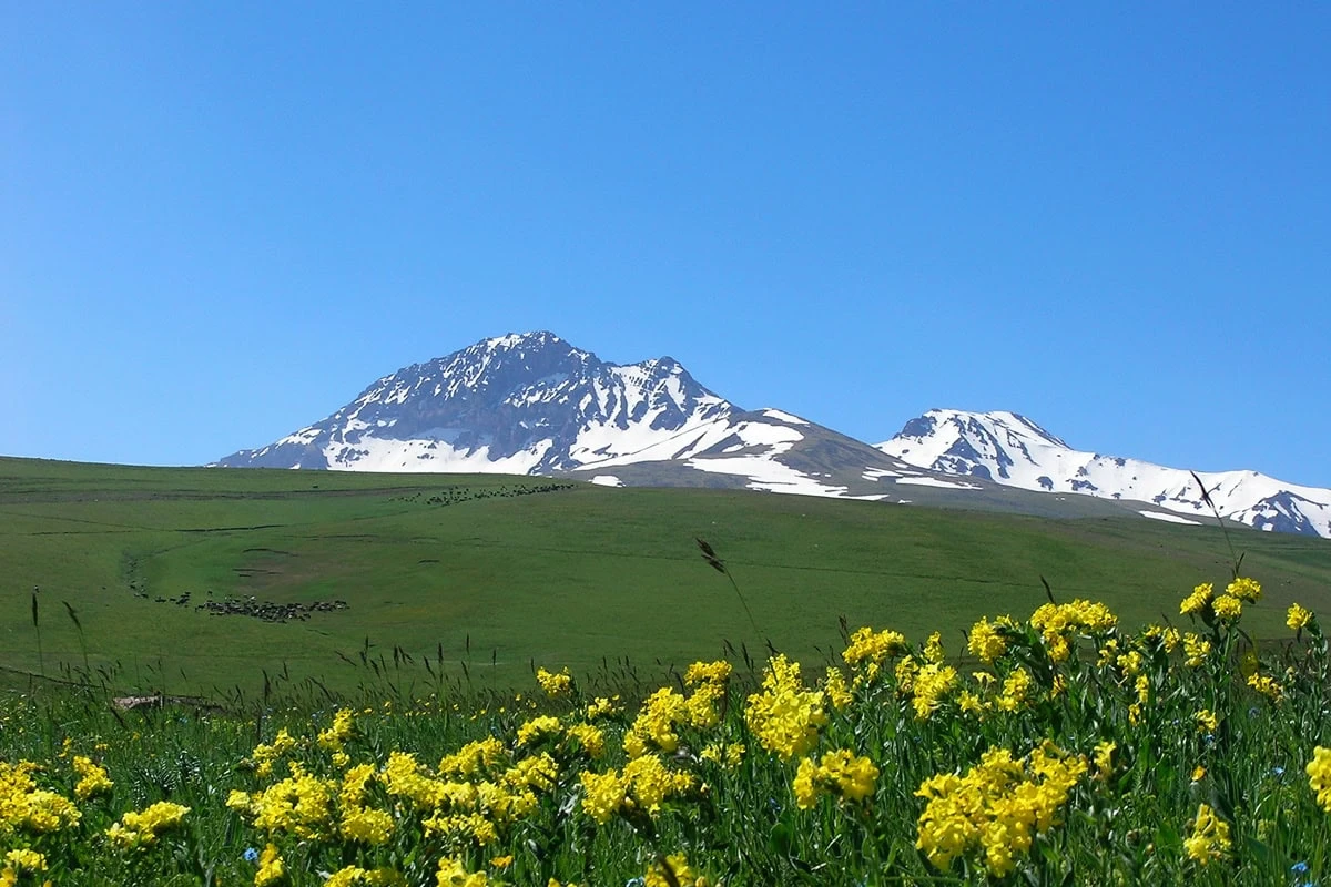 Guia de leyendas armenias: secretos de montanas y templos: Montaña Aragats