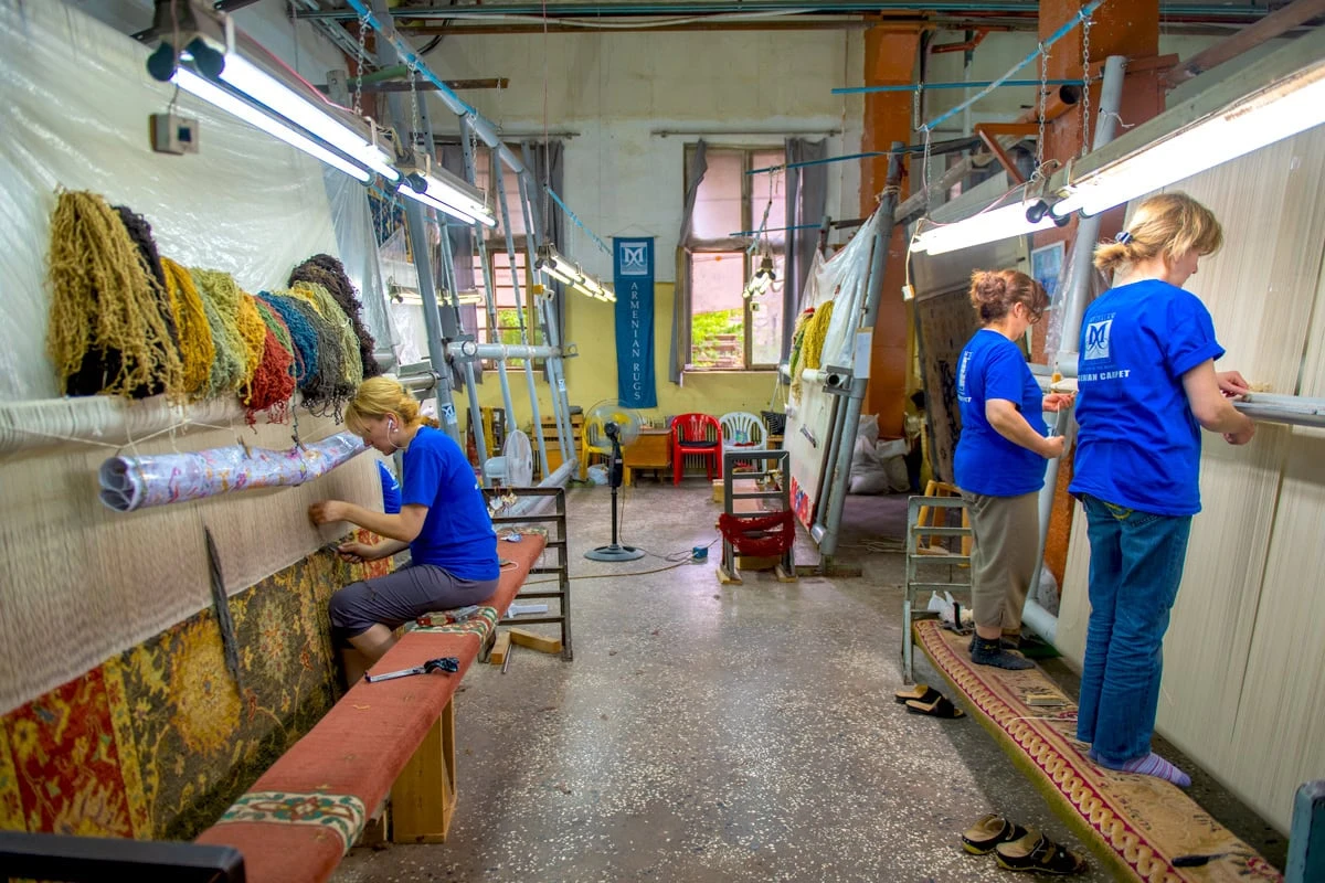 Armenische Teppichmuster – Geschichte und Symbolik: Weben heute – in einer modernen armenischen Teppichfabrik