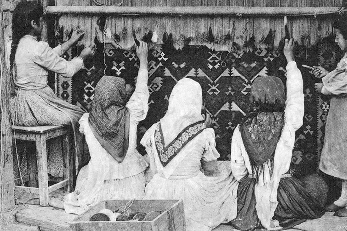 Motivi dei tappeti armeni – storia e simbolismo: Donne che tessono un tappeto fatto a mano