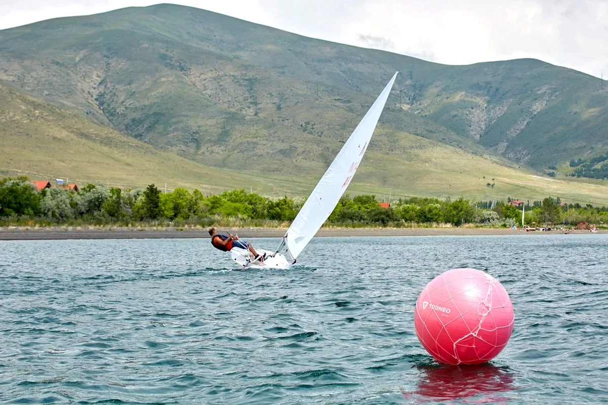 Sevan-See in Armenien: Lage, Anreisemöglichkeiten, Erholung: Segelsport auf dem Sevan-See