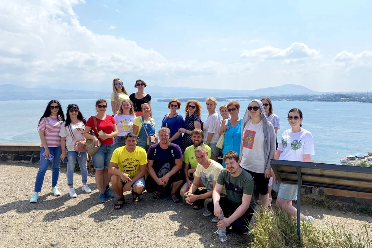 Sevan-See in Armenien: Lage, Anreisemöglichkeiten, Erholung: Ein strahlender Tag am Sevan-See mit der Hyur Service-Gruppe