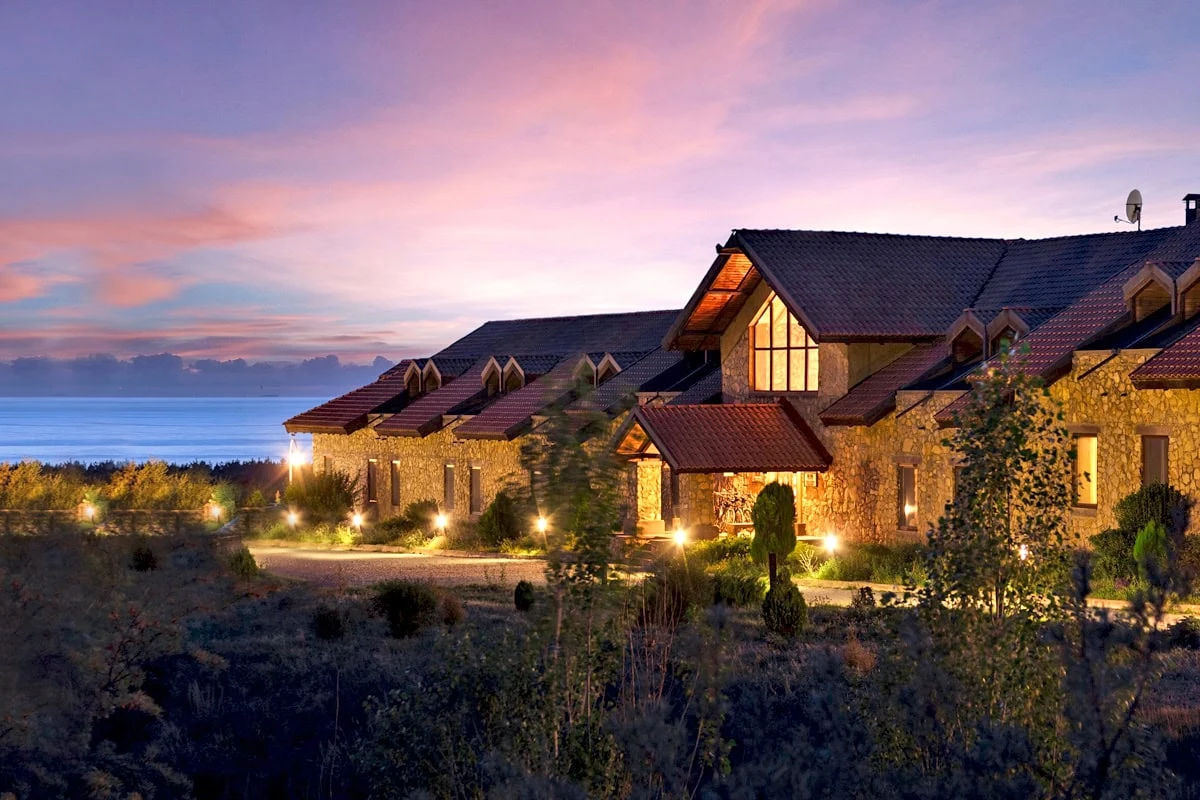 Sevan-See in Armenien: Lage, Anreisemöglichkeiten, Erholung: Tufenkian Avan Marak Tsapatagh Hotel