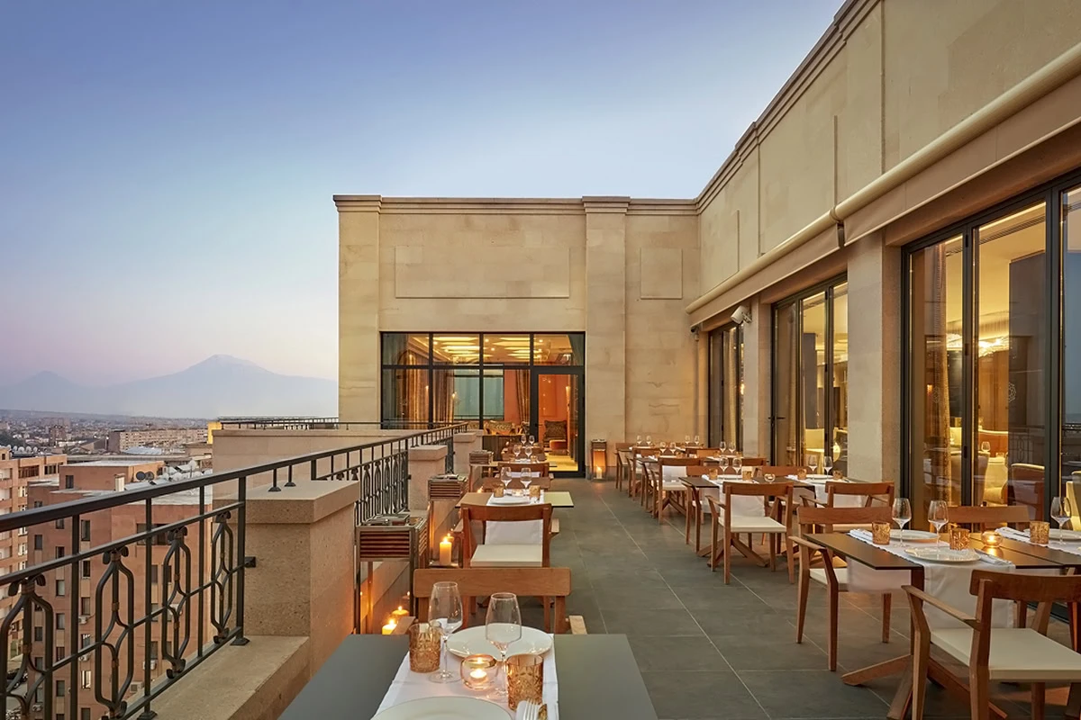 Los mejores hoteles de Armenia – TOP lugares para unas vacaciones perfectas: Restaurante en la azotea con vista panorámica al Ararat