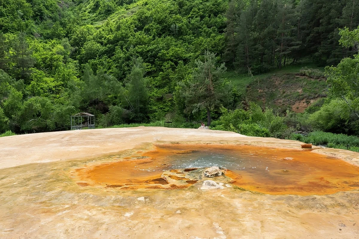 Ջերմուկ. սպա և առողջարար հանգստի ուղեցույց: Բուժիչ տաք աղբյուրների բնական հանքային ջրերը