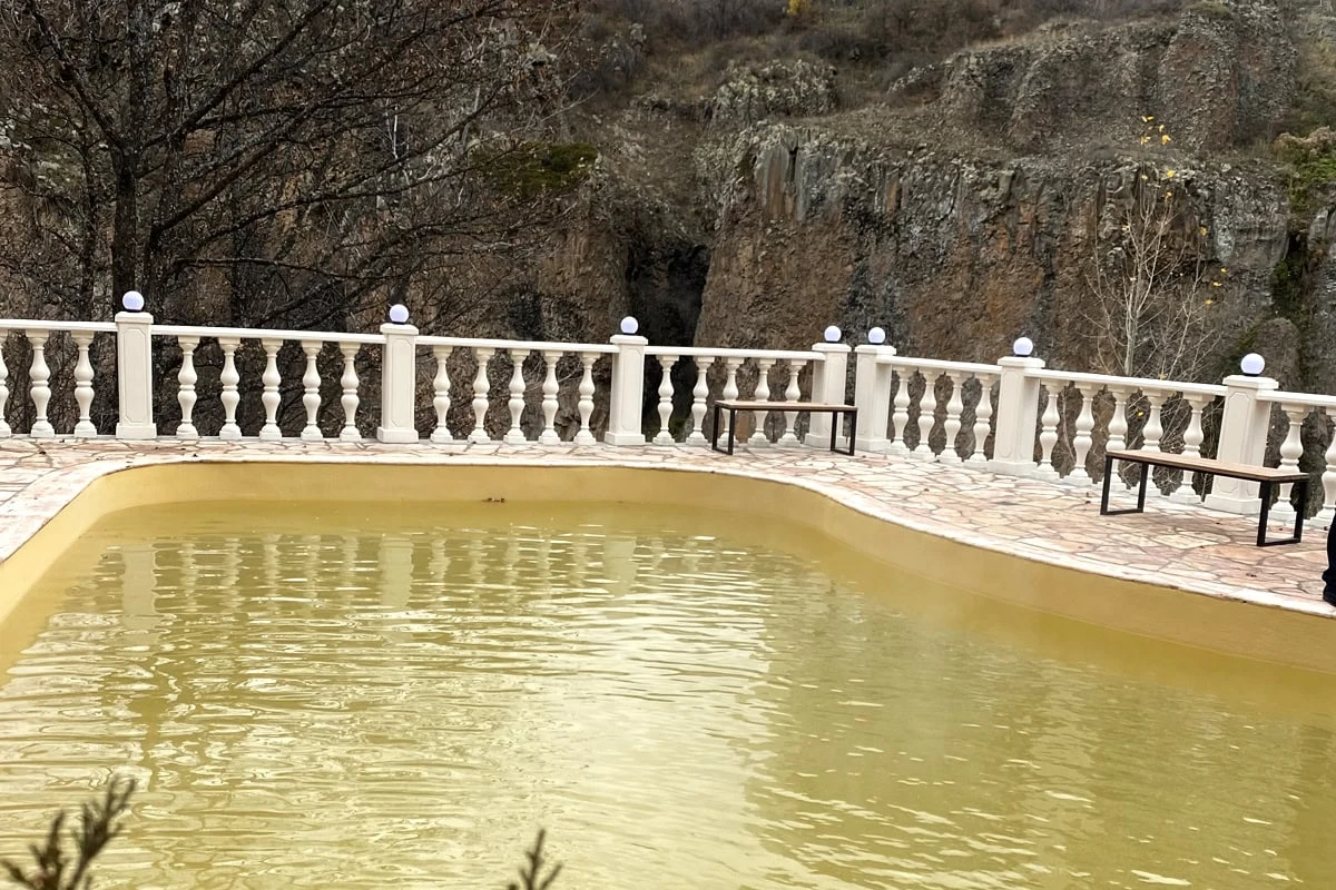 Ջերմուկ. սպա և առողջարար հանգստի ուղեցույց: Բացօթյա մաքրամաքուր ավազաններ՝ լեռնային տեսարանով