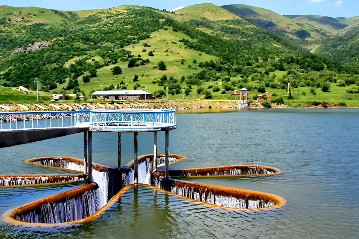 Die heilenden Wasser Armeniens: Urlaubsführer für Erstbesucher in Jermuk: Der einzigartige Margeriten-Überlauf des Kechut-Stausees