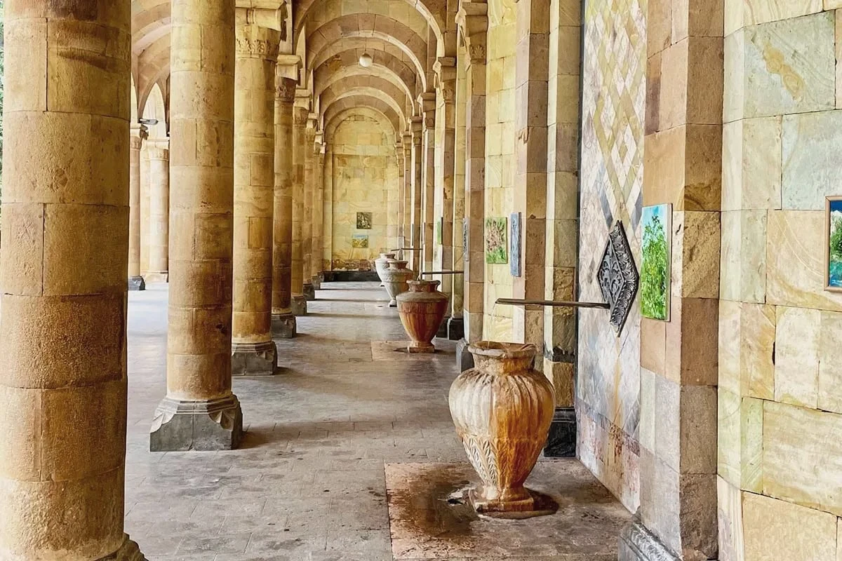Le acque curative dell'Armenia: guida alle vacanze a Jermuk per chi viene per la prima volta: Degustazione di acqua minerale fresca nella famosa Galleria