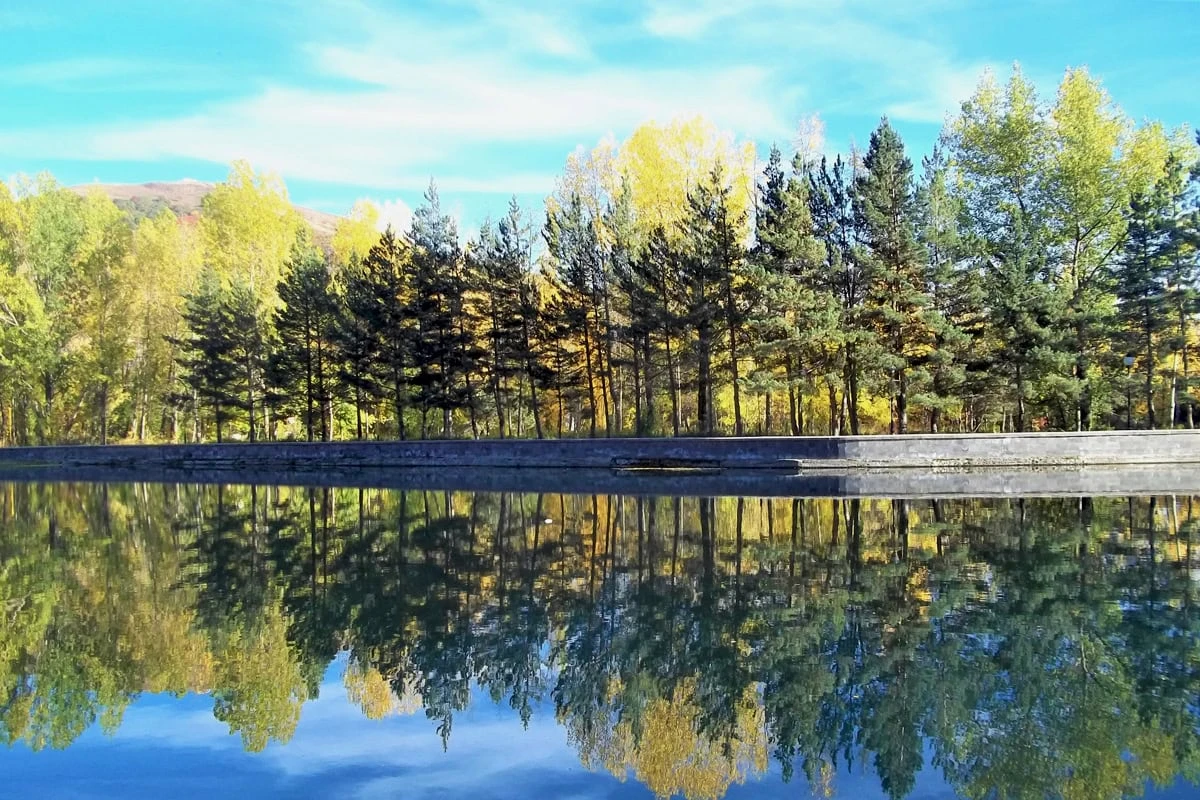 Las aguas curativas de Armenia: guía para unas vacaciones en Jermuk para quienes viajan por primera vez: Colores de otoño reflejados en las aguas tranquilas de Jermuk