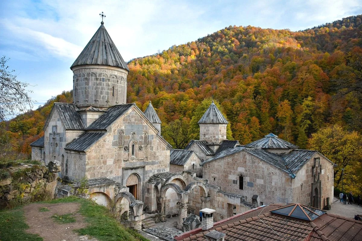 Էկոտուրիզմը Հայաստանում. ֆերմաների, խաղողի այգիների և գյուղերի ուղեցույց: Հաղարծինը Դիլիջանի աշնանային անտառներում