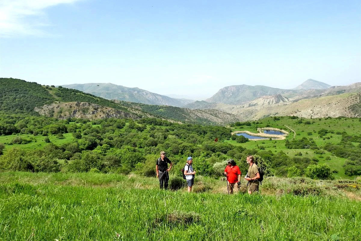 Ecotourisme en Armenie: votre guide des fermes, vignobles et villages: Randonneurs au cœur de la nature verdoyante de l'Arménie