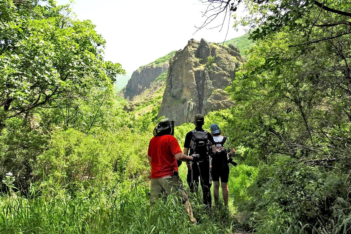Ecotourisme en Armenie: votre guide des fermes, vignobles et villages: Randonneurs admirant les gorges verdoyantes et les pics rocheux majestueux de l'Arménie