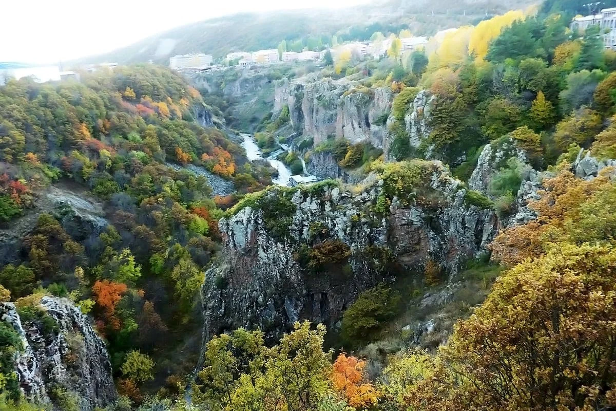 Ecotourisme en Armenie: votre guide des fermes, vignobles et villages: Les gorges rocheuses et le paysage urbain de Jermuk entourés de couleurs automnales éclatantes