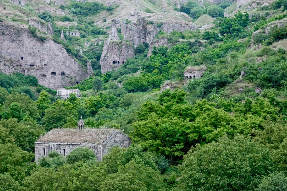Ecotourisme en Armenie: votre guide des fermes, vignobles et villages: Le village troglodytique de Vieux Khndzoresk en Arménie
