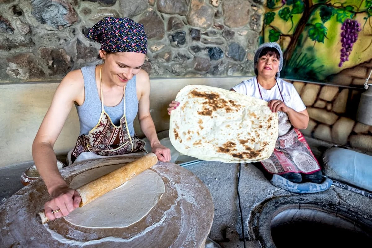 Okotourismus in Armenien: Ihr Guide zu Bauernhofen, Weinbergen und Dorfern: Agrotourismus-Erlebnis: Erlernen des traditionellen armenischen Lavash-Backens