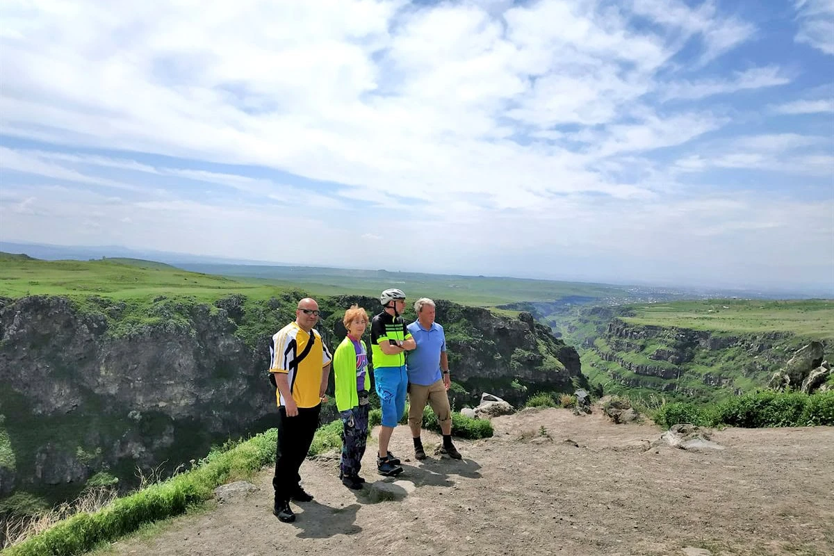 Ecoturismo in Armenia: la tua guida a fattorie, vigneti e villaggi: Turisti sul bordo di una pittoresca gola in Armenia