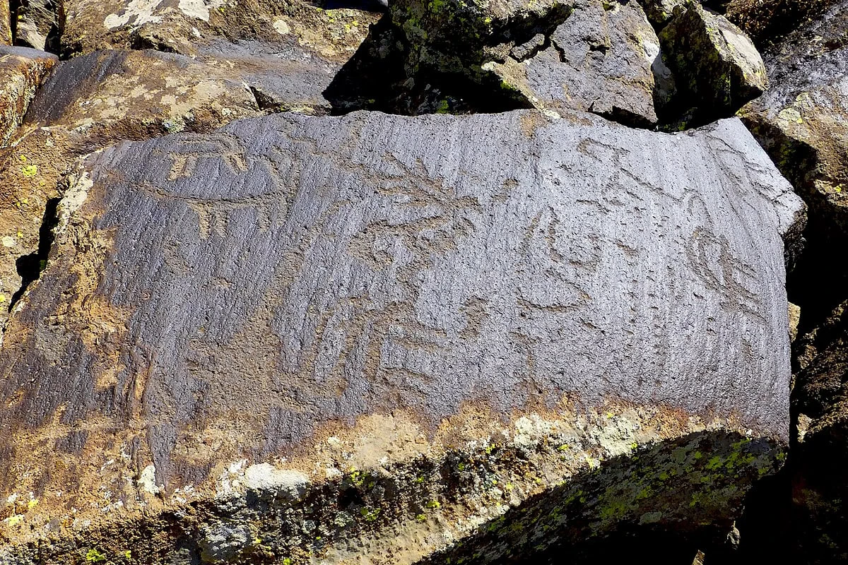 Ecoturismo en Armenia: tu guía de granjas, viñedos y pueblos: Antiguos petroglifos de Ukhtasar en Armenia