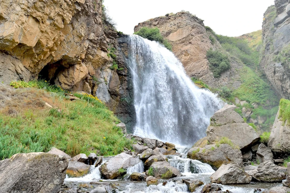 Randonnée en Arménie: canyons, sommets et cascades cachées: Cascade de Trtchkan