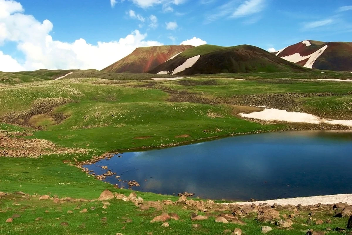 Armeniens Wanderwege: Canyons, Gipfel & versteckte Wasserfälle: Berg Artanish