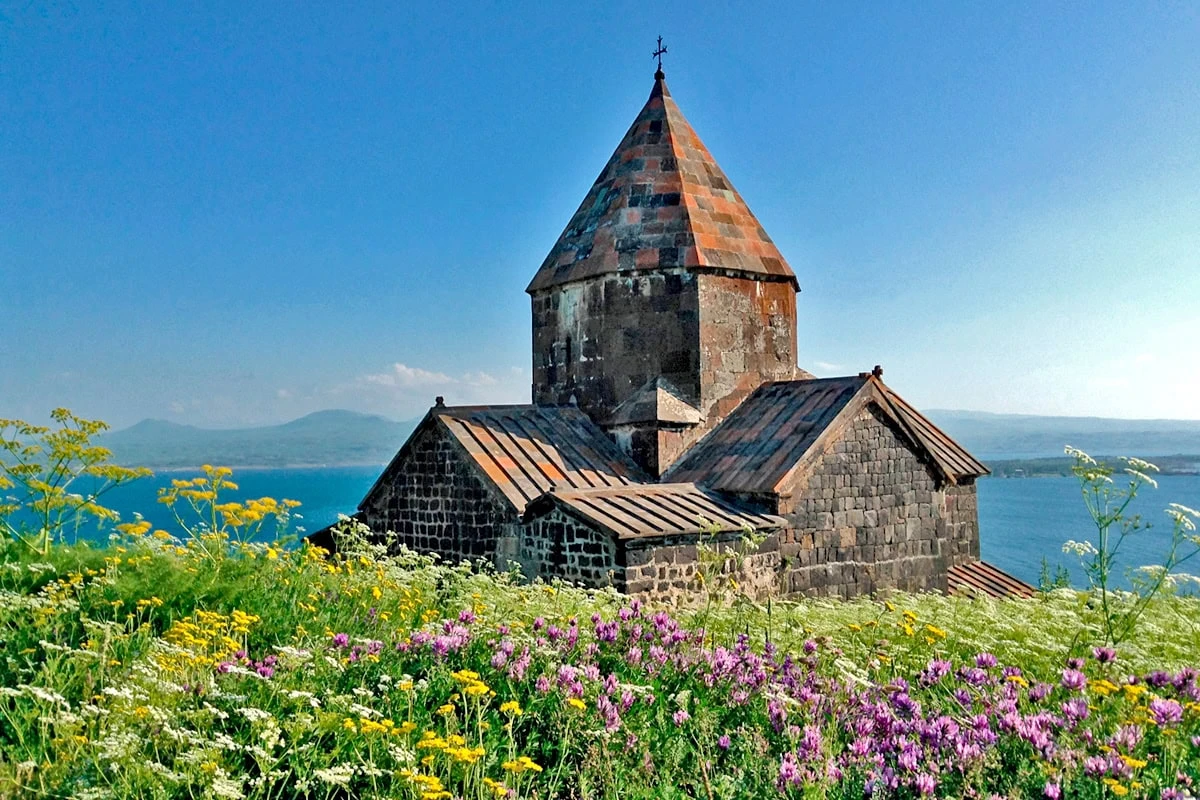 Սևանա լճի ուղեցույց. վայրեր, համեր ու տեսարաններ: Սևանավանք
