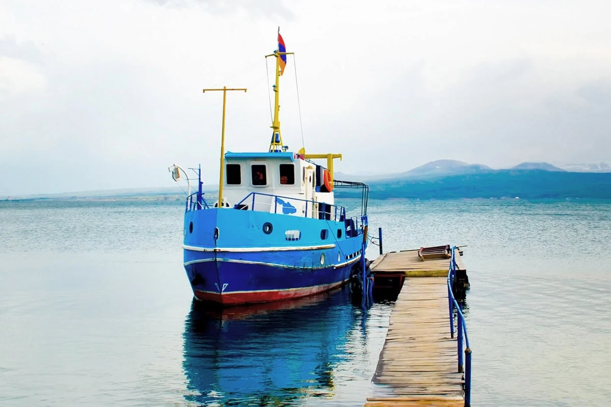Guide du lac Sevan: sites, saveurs et panoramas: Balade en bateau sur le lac Sevan