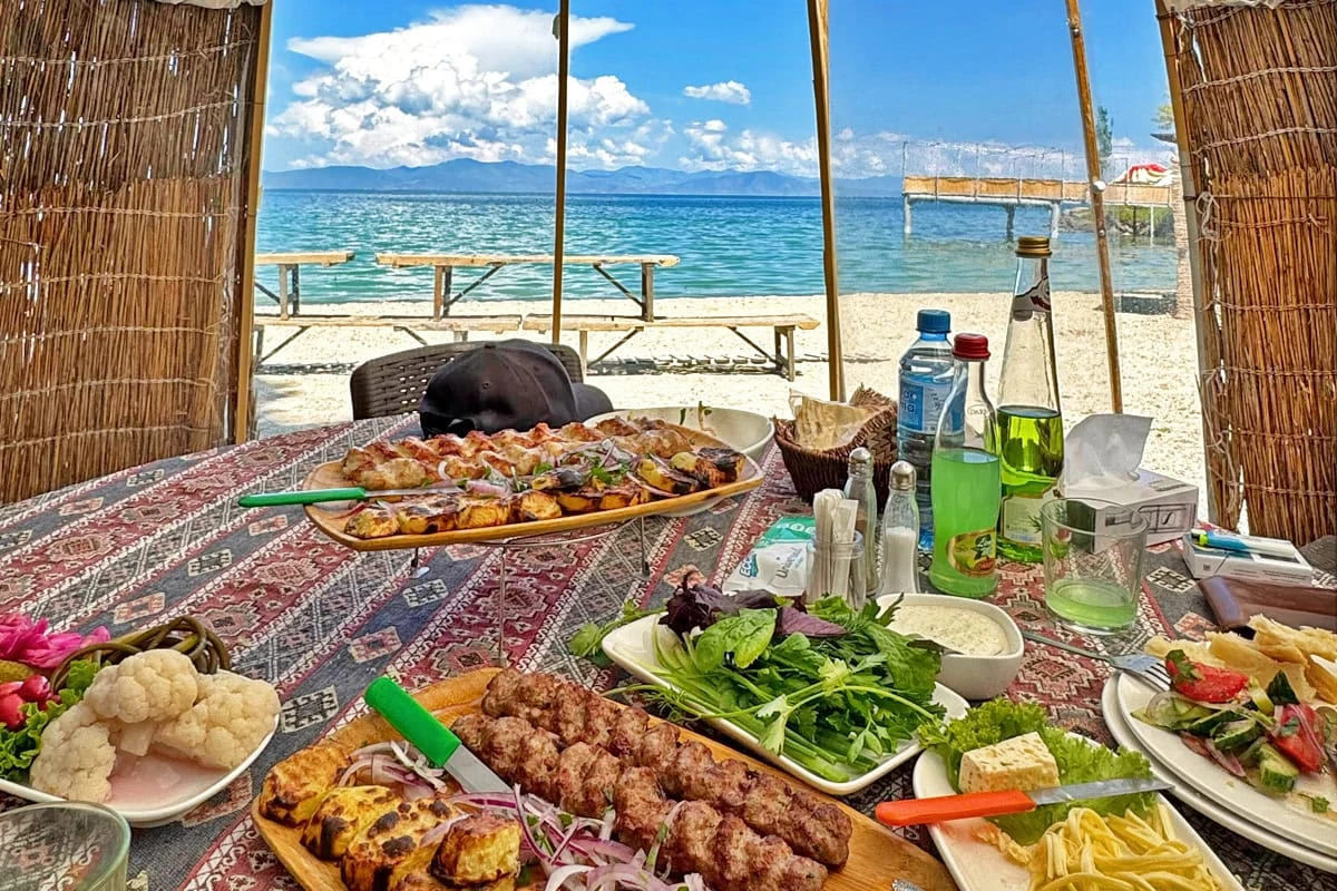 Guida al lago Sevan: luoghi, sapori e panorami: Pranzo in riva al lago Sevan