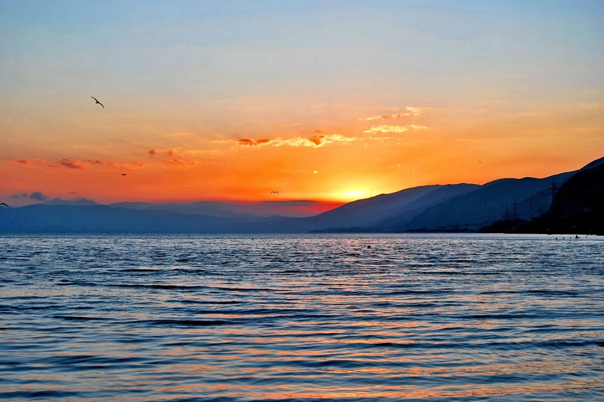 Guida al lago Sevan: luoghi, sapori e panorami: Tramonto dorato sul lago Sevan