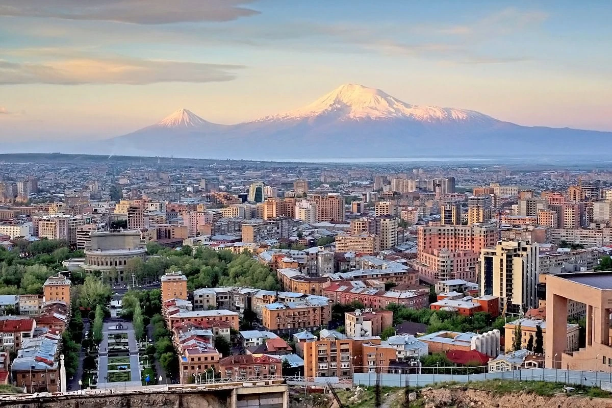 Wo sieht man den Ararat? Armeniens beste Aussichtspunkte: Panoramablick von Jerewans Dächern auf die Rosa Stadt und den Ararat